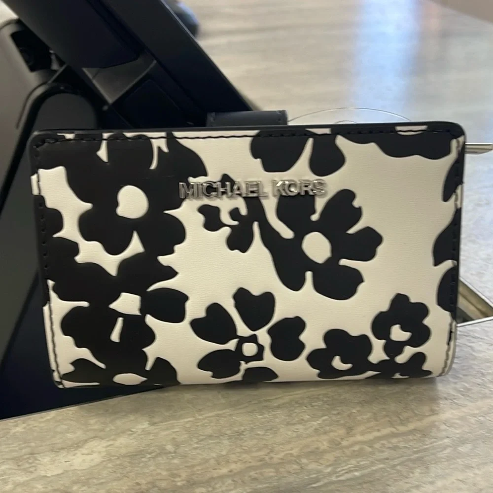 Michael Kors Jet Set Medium Floral Print Bi-Fold Wallet
Black 
NWT - Picture 5 of 16